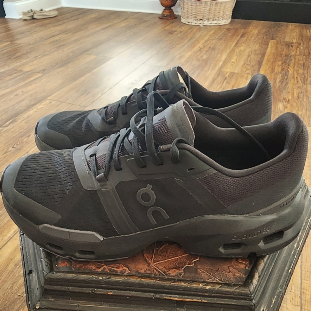 LIKE NEW!!!  On Cloud Black Size 9